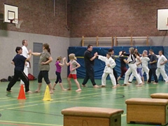 Grundschultraining mit Erwachsenen und Kindern gemeinsam