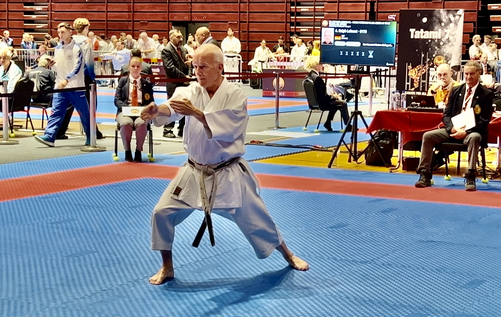Ralph Lehnert bei der Kata auf der Wettkampffläche